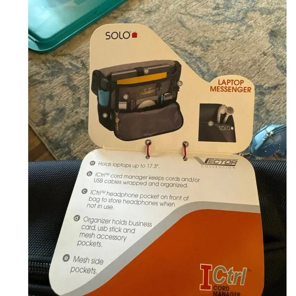 Solo‎ laptop messenger bag. Holds laptop up to 17.3” Intel Headphone pocket